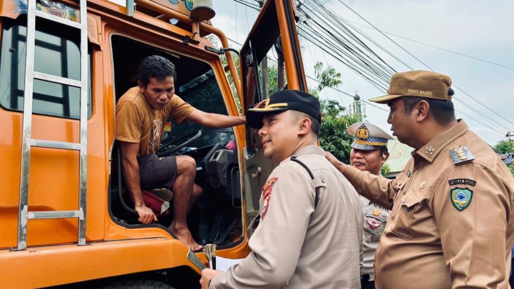 Kapolres Maros bersama Bupati Turun Langsung Pantau Pantau Sosialisasi Penertiban Truk