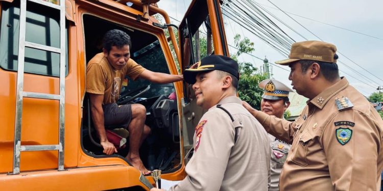Kapolres Maros bersama Bupati Turun Langsung Pantau Pantau Sosialisasi Penertiban Truk