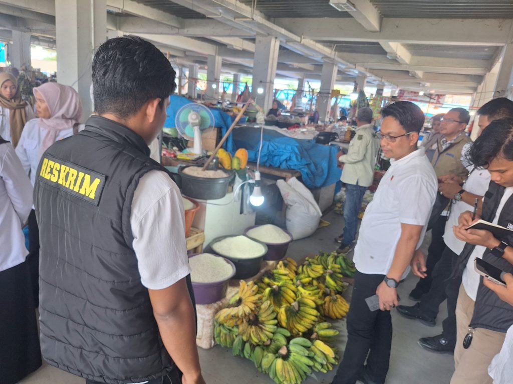 Pastikan Stok dan Harga Beras Terjangkau, Tipidter Polres Bulukumba Sidak Pasar