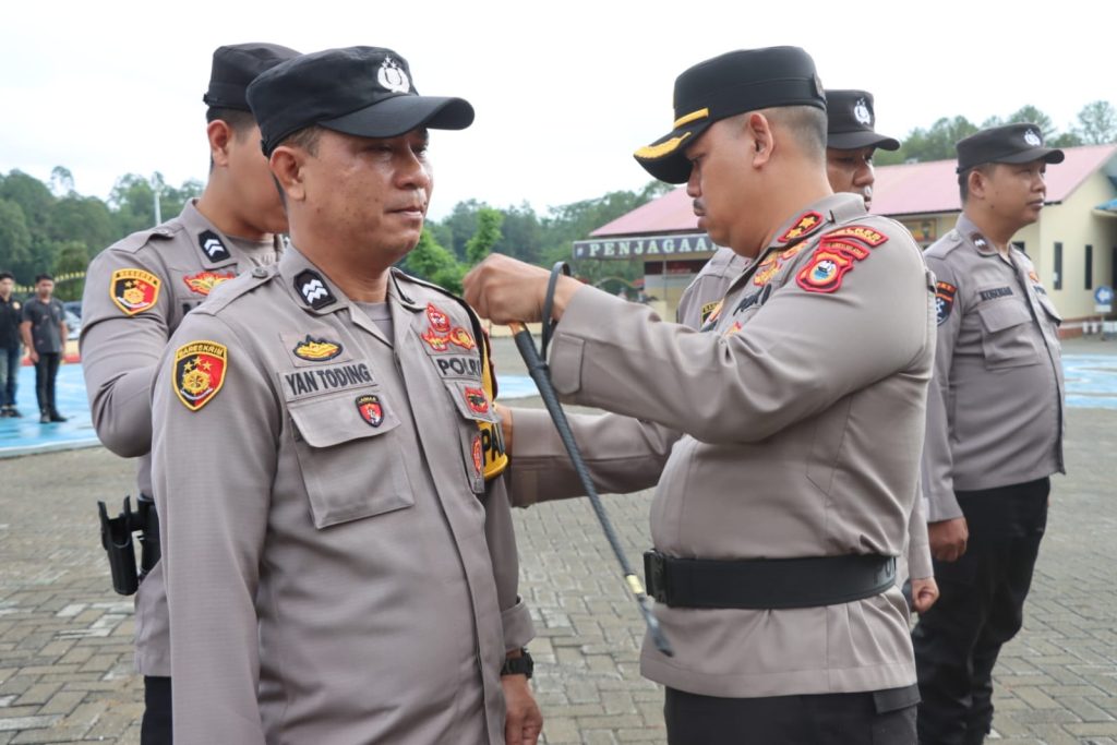 Kapolres Toraja Utara Pimpin Upacara Penyesuaian Nomenklatur dan Pemasangan Ban Lengan Pamapta