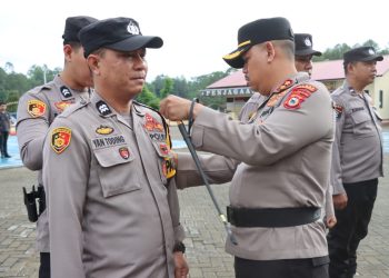 Kapolres Toraja Utara Pimpin Upacara Penyesuaian Nomenklatur dan Pemasangan Ban Lengan Pamapta
