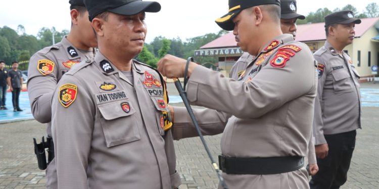 Kapolres Toraja Utara Pimpin Upacara Penyesuaian Nomenklatur dan Pemasangan Ban Lengan Pamapta