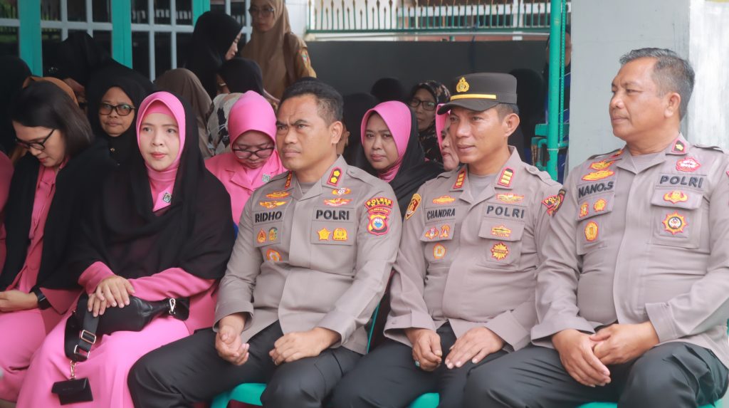 Kapolres Wajo bersama Ketua Bhayangkari Melayat ke Kediaman Alm AKP (Purn) H. Sultan Macca