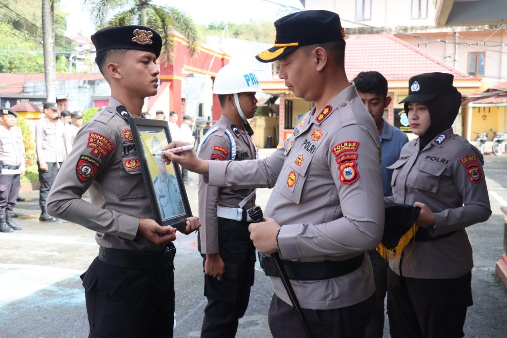 Langgar Kode Etik dan Disiplin Polri, Kapolres Tana Toraja Pimpin Pemberhentian Personel
