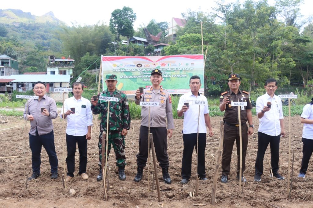 Dukung Program Ketahanan Pangan Nasional, Kapolres Tator Tanam Jagung Serentak Kuartal IV