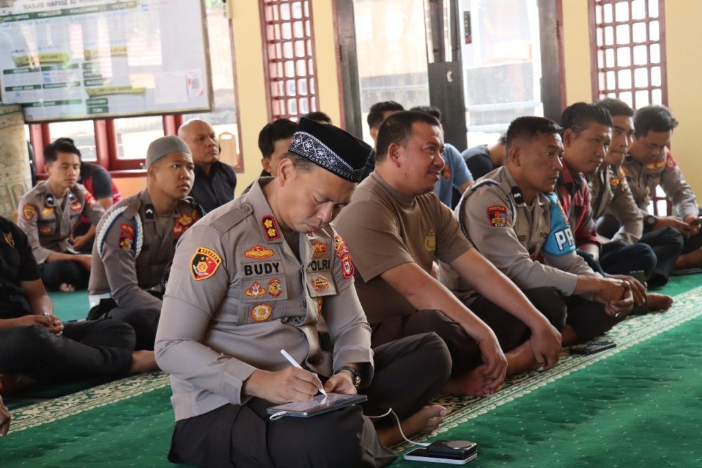 Personel Polres Tana Toraja Ikut Pembinaan Rohani dan Mental
