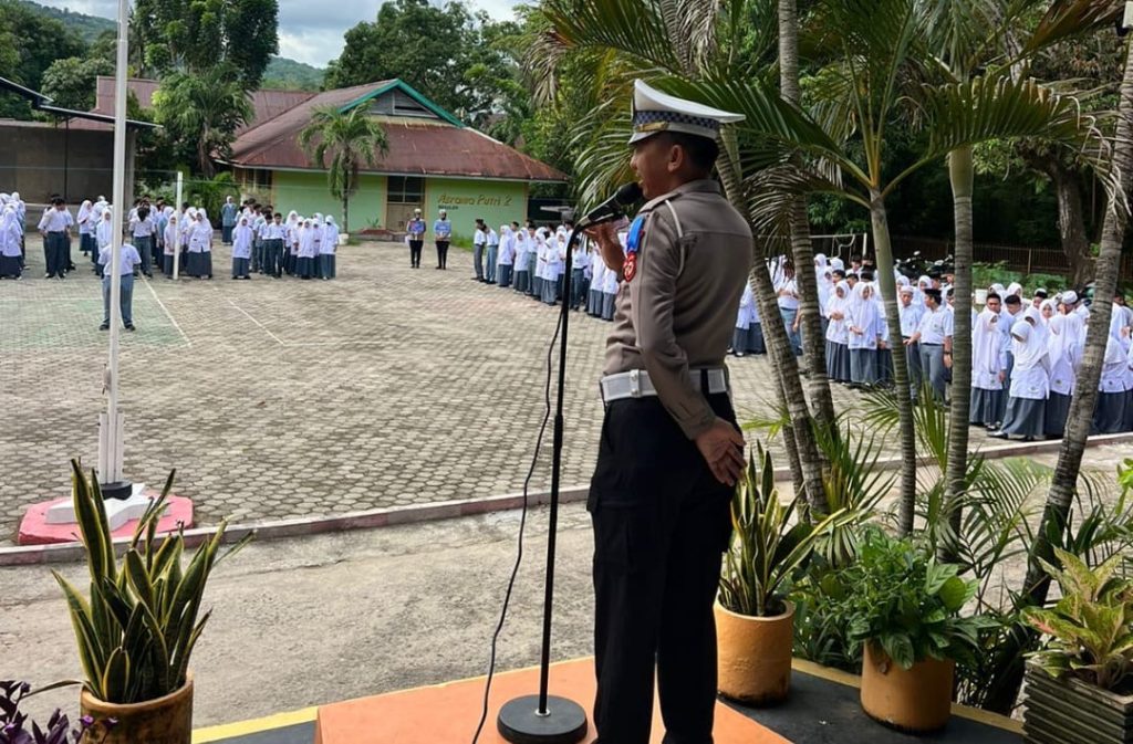Sat Lantas Polres Parepare Gelar Police Goes To School, Bekali Siswa MAN 2 dengan Edukasi Tertib Berlalu Lintas