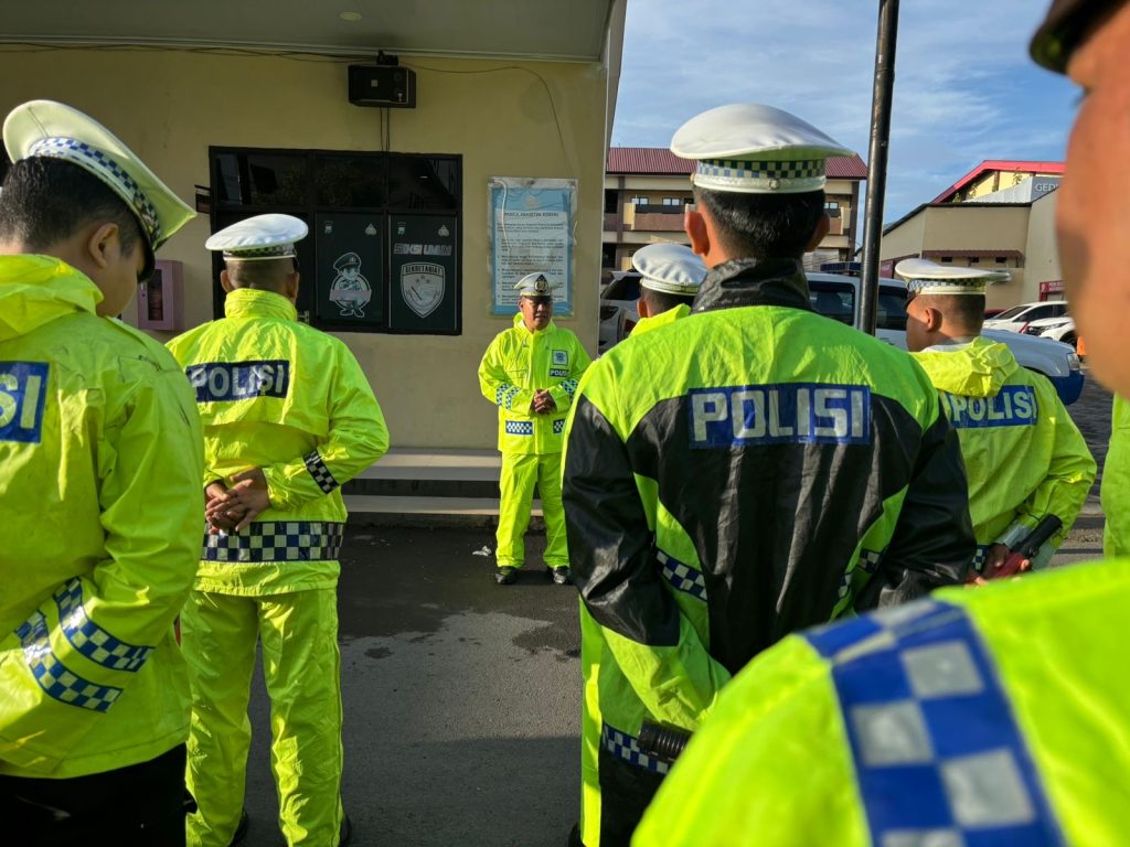 Pastikan Kesiapan Lapangan, Kasat Lantas Polres Gowa Cek Jas Hujan Anggota Saat Apel Pagi