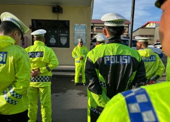 Pastikan Kesiapan Lapangan, Kasat Lantas Polres Gowa Cek Jas Hujan Anggota Saat Apel Pagi