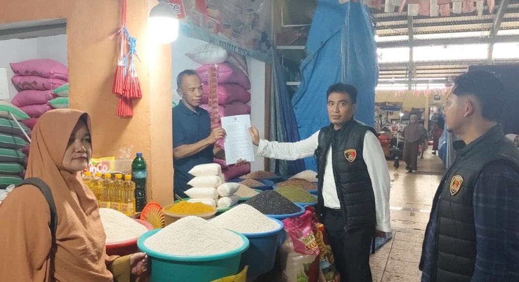 Jaga Stabilitas Harga, Satgas Pangan Maros Distribusikan Surat Edaran HET ke Pedagang Beras