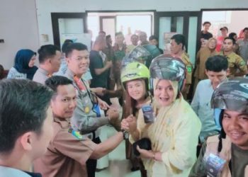 Operasi Zebra Pallawa 2025, Polres Luwu Turun ke Kecamatan Edukasi Warga dan Bagikan Helm SNI Gratis