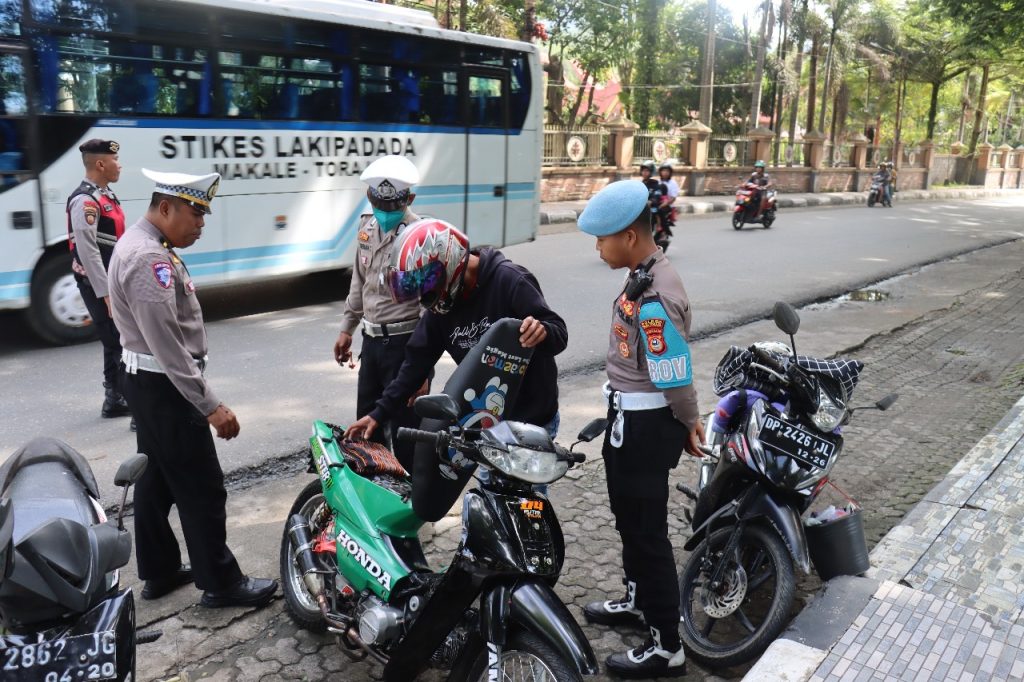 Hari ke-2 Operasi Zebra, Satlantas Polres Tana Toraja Tindak Kendaraan Tidak Lengkap dan Knalpot Brong