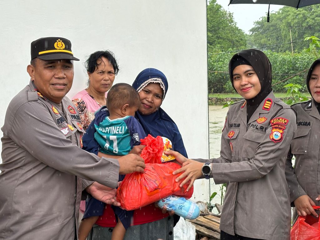 Gerak Cepat Polres Maros Salurkan Bantuan Dan Trauma Healing ke Warga Terdampak Puting Beliung Di Lau