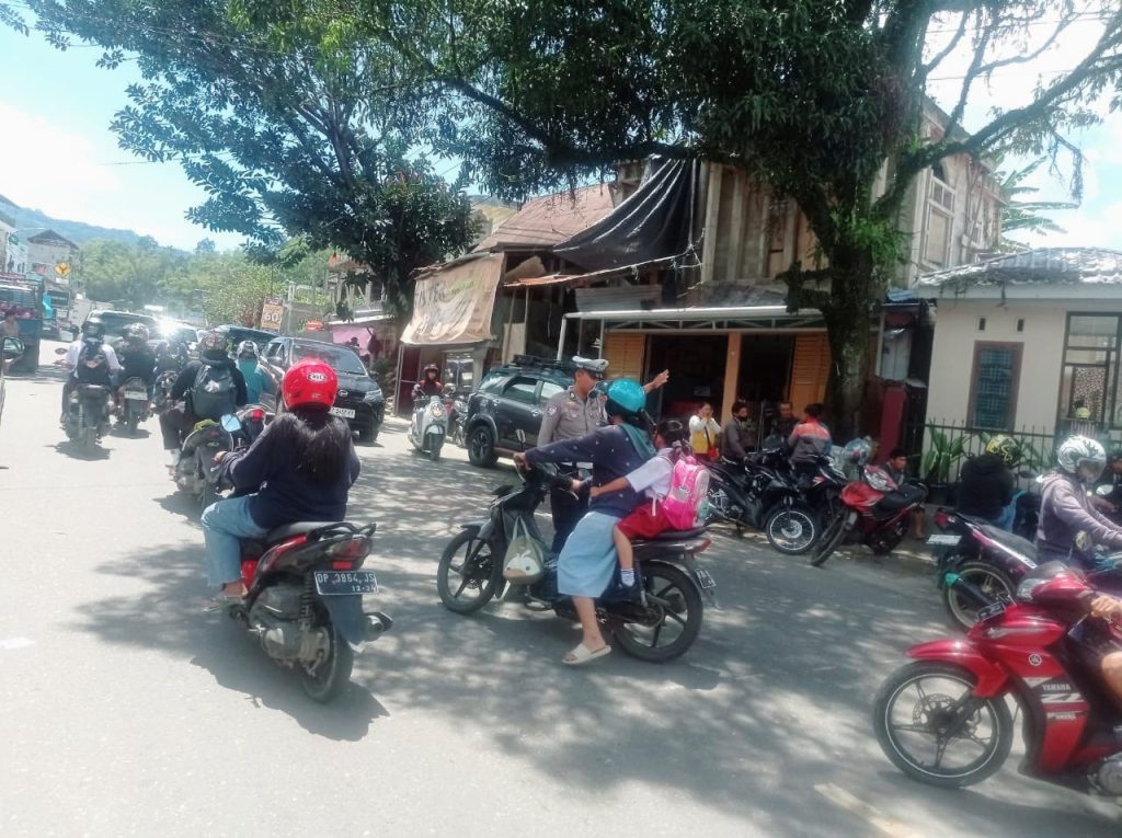 Sat Lantas Polres Tana Toraja Hadir di Tengah Warga, Wujudkan Pelayanan Prima di Siang Hari