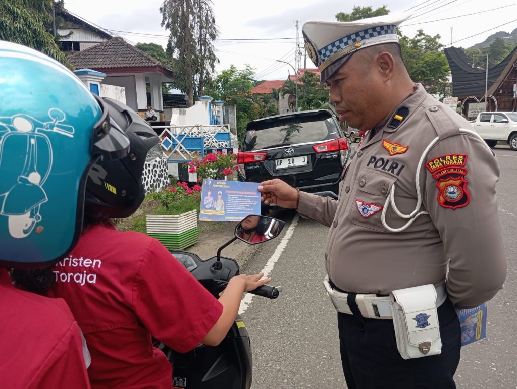 Operasi Zebra Berlangsung Humanis, Personel Satlantas Polres Tator Sampaikan Edukasi Keselamatan kepada Pengendara