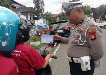 Operasi Zebra Berlangsung Humanis, Personel Satlantas Polres Tator Sampaikan Edukasi Keselamatan kepada Pengendara