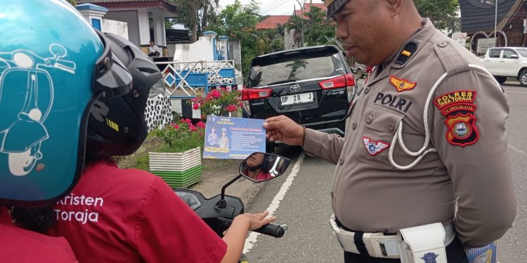 Operasi Zebra Berlangsung Humanis, Personel Satlantas Polres Tator Sampaikan Edukasi Keselamatan kepada Pengendara