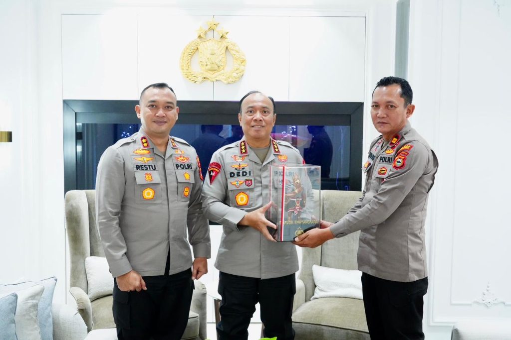 Momen Kapolsek Ujung Loe Bulukumba yang Viral Dicintai Warga Bertemu Wakapolri