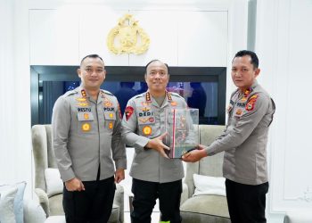 Momen Kapolsek Ujung Loe Bulukumba yang Viral Dicintai Warga Bertemu Wakapolri