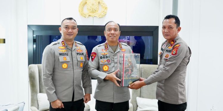 Momen Kapolsek Ujung Loe Bulukumba yang Viral Dicintai Warga Bertemu Wakapolri