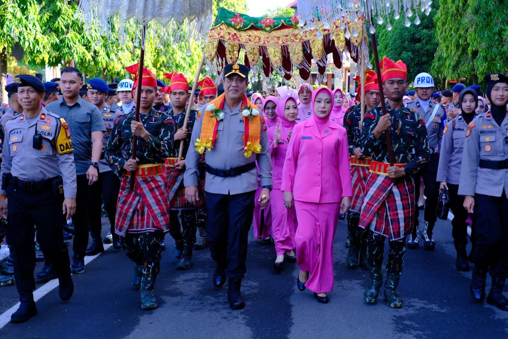 Polda Sulsel Gelar Tradisi Penyambutan Kapolda Baru dan Pelepasan Irjen Pol Rusdi Hartono