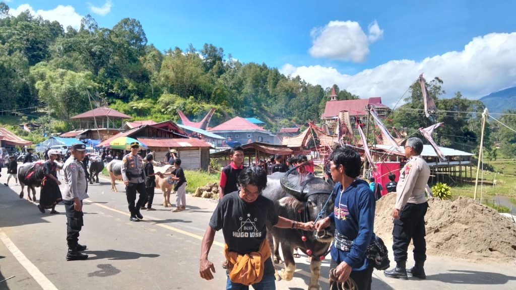 Pastikan Rangkaian Acara Berjalan Tertib dan Lancar, Personel Polres Tator Amankan Prosesi Rambu Solo