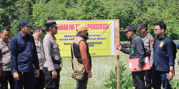 Pastikan Berjalan Aman, Polres Maros Kawal Eksekusi Lahan di Simbang