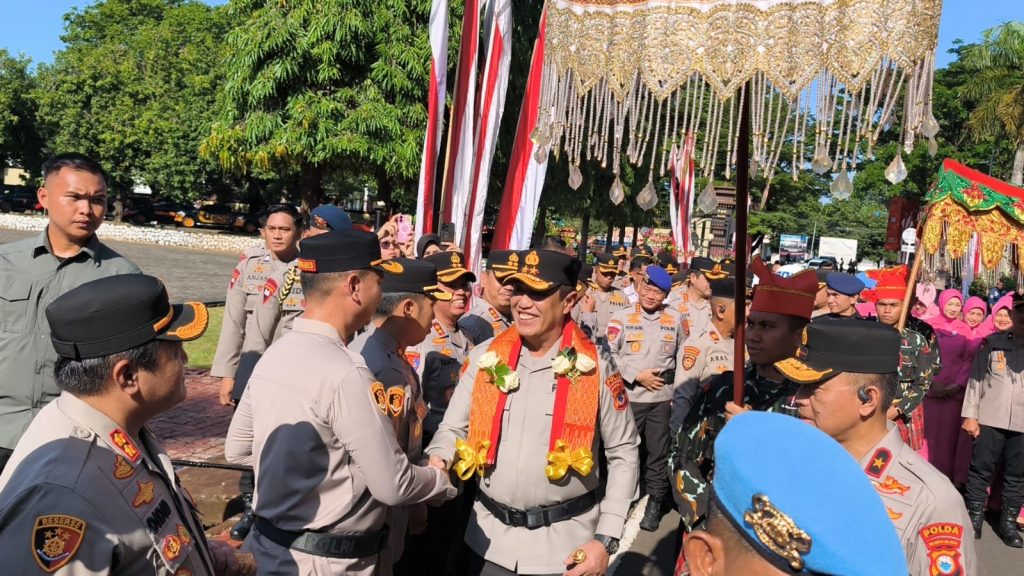 Kapolres Tana Toraja Hadiri Acara Tradisi Penyambutan Kapolda Sulsel Yang Baru