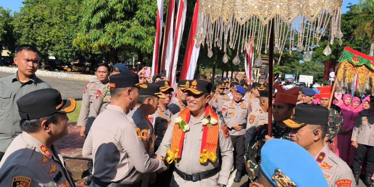 Kapolres Tana Toraja Hadiri Acara Tradisi Penyambutan Kapolda Sulsel Yang Baru