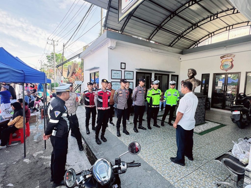 Personel Polres Tana Toraja Amankan Car Free Day di Plaza Kolam Makale