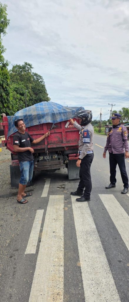 Satlantas Polres Wajo Himbau Pengemudi Truk Untuk Menutup Bak Saat Mengangkut Material