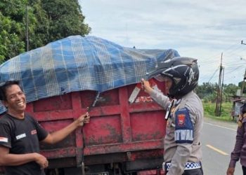 Satlantas Polres Wajo Himbau Pengemudi Truk Untuk Menutup Bak Saat Mengangkut Material