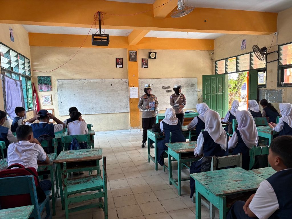 Sat Lantas Polres Parepare Beri Edukasi Tertib Lalu Lintas kepada Pelajar SMPN 10