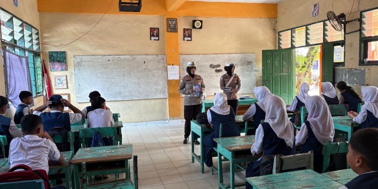 Sat Lantas Polres Parepare Beri Edukasi Tertib Lalu Lintas kepada Pelajar SMPN 10