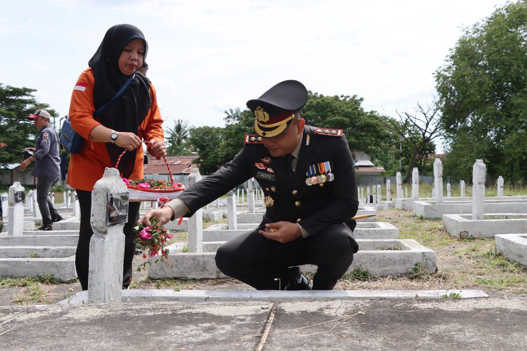 Peringatan Hari Pahlawan, Kapolres Bulukumba Hadiri Ziarah dan Tabur Bunga di TMP Taccorong