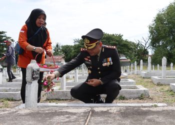 Peringatan Hari Pahlawan, Kapolres Bulukumba Hadiri Ziarah dan Tabur Bunga di TMP Taccorong