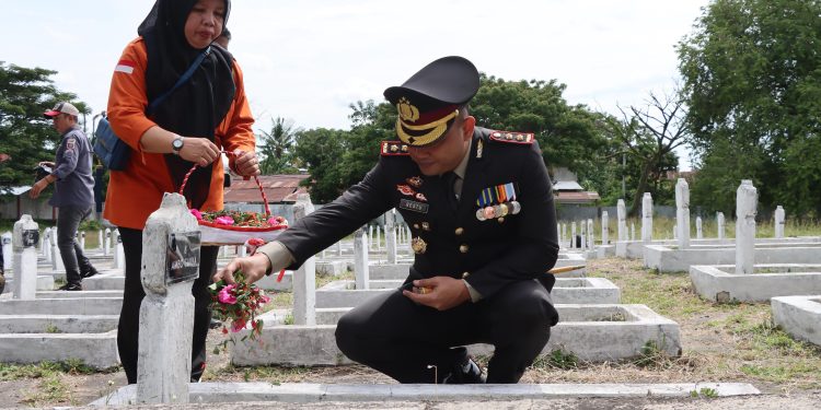 Peringatan Hari Pahlawan, Kapolres Bulukumba Hadiri Ziarah dan Tabur Bunga di TMP Taccorong