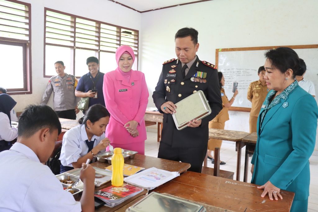 Kapolres Tana Toraja bersama Forkopimda Cek Program MBG di SMPN 2 Mengkendek