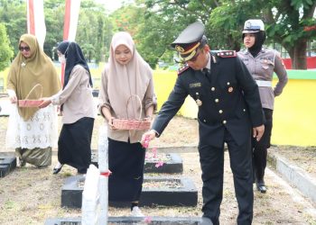 Kapolres Soppeng Pimpin Upacara Ziarah Dalam Rangka Hari Pahlawan 2025 di TMP Salotungo