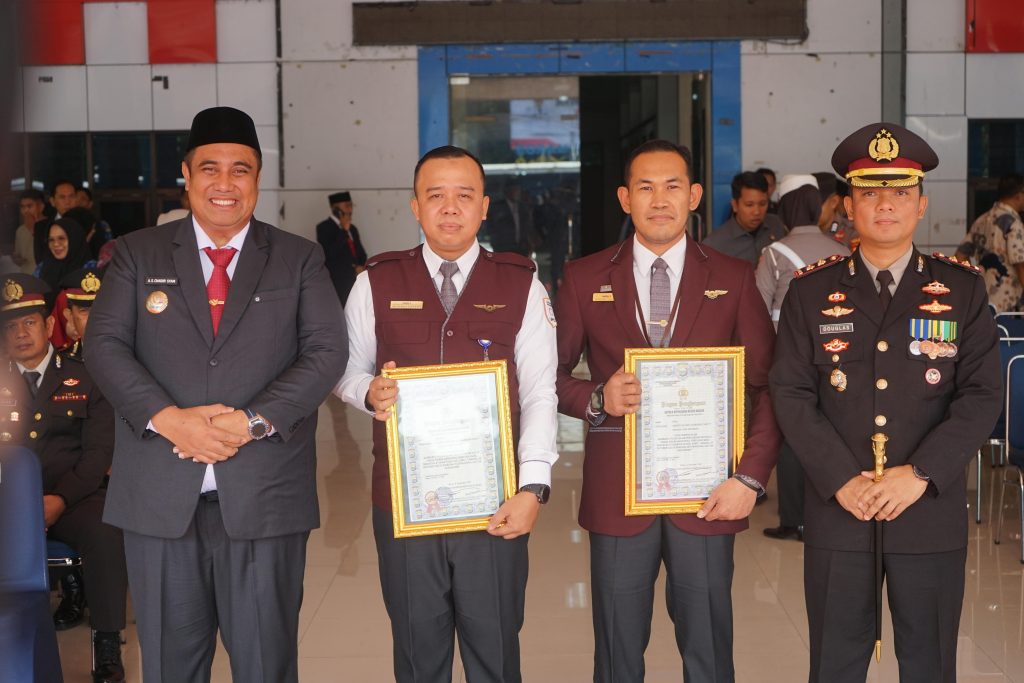 Kapolres Maros Beri Penghargaan ke Petugas Keamanan Bandara Atas Keberhasilan Ungkap Narkotika