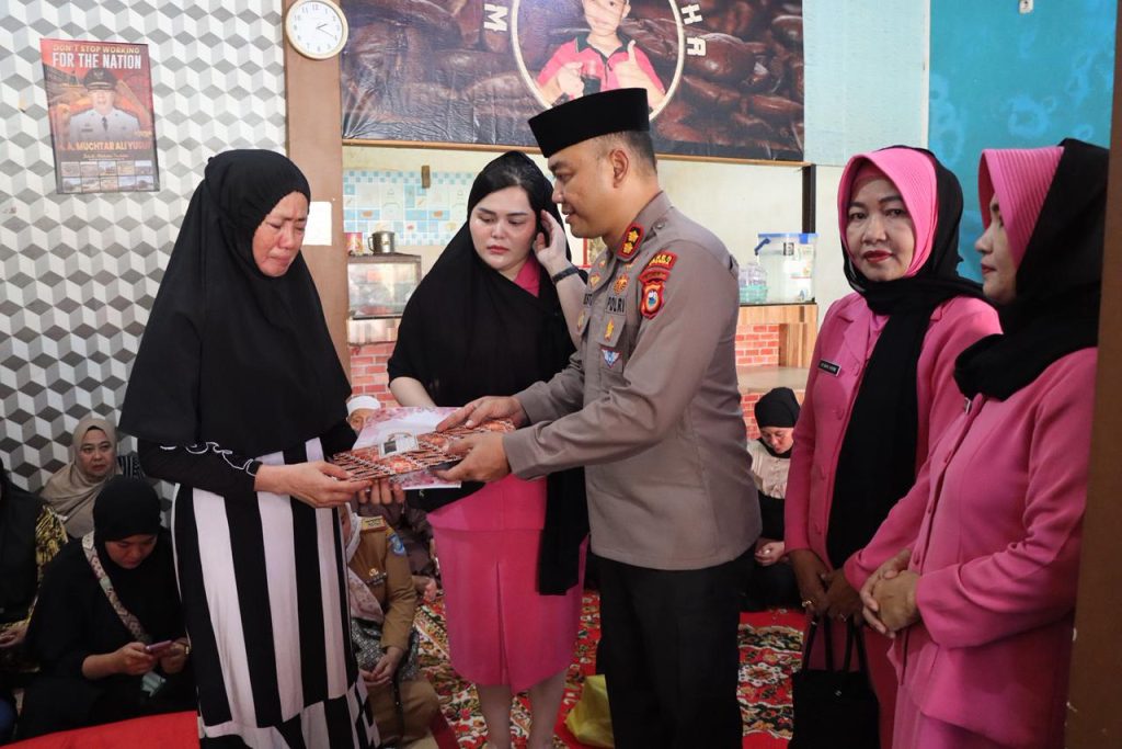 Kapolres Bulukumba bersama Ketua Bhayangkari Melayat ke Kediaman Almarhum Aiptu Asbar Abbas