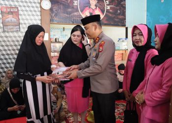 Kapolres Bulukumba bersama Ketua Bhayangkari Melayat ke Kediaman Almarhum Aiptu Asbar Abbas