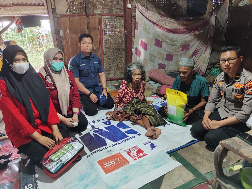 Personel Polres Jeneponto Sambangi Pasutri Lansia Yang Sedang Terbaring Sakit