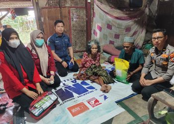 Personel Polres Jeneponto Sambangi Pasutri Lansia Yang Sedang Terbaring Sakit