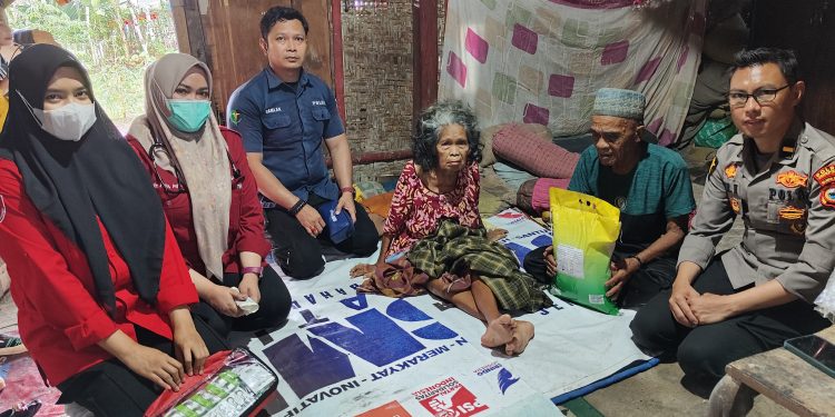 Personel Polres Jeneponto Sambangi Pasutri Lansia Yang Sedang Terbaring Sakit
