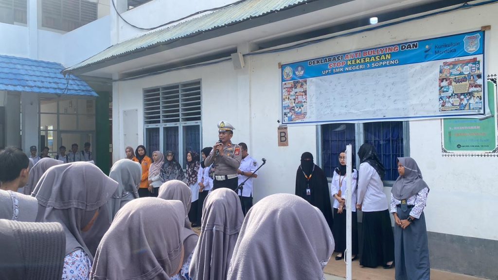 Kasat Lantas Polres Soppeng Beri Edukasi ke Pelajar SMKN 3 dan SMPN 1 Liliriaja