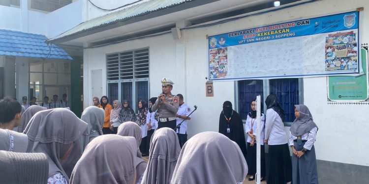 Kasat Lantas Polres Soppeng Beri Edukasi ke Pelajar SMKN 3 dan SMPN 1 Liliriaja