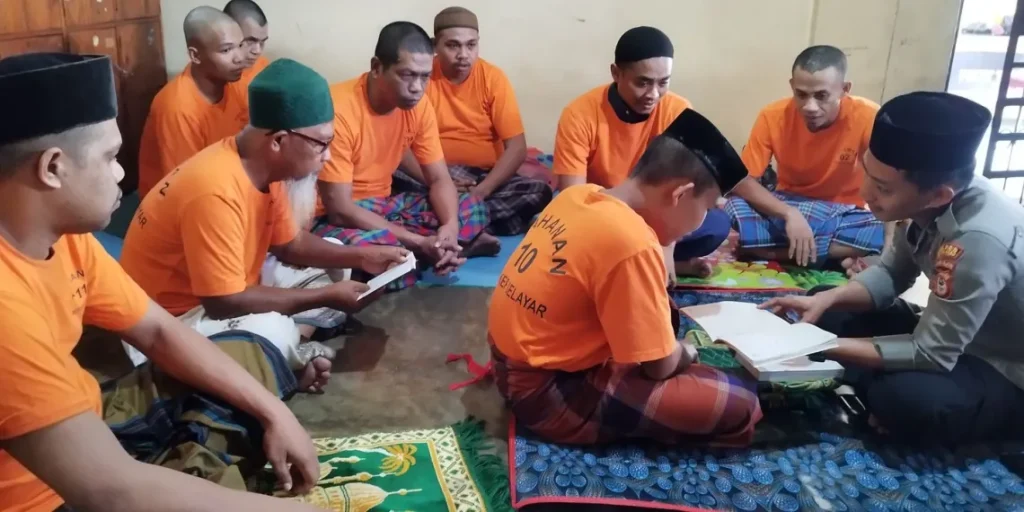 Tahanan Polres Kepulauan Selayar Ikut Bimbingan Membaca Al-Quran 