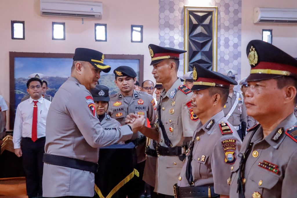 Kapolres Pinrang Pimpin Upacara Serah Terima Jabatan Kasat dan 3 Kapolsek