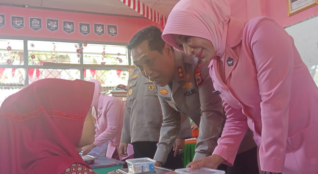 Kapolda Sulsel Bersama Ketua Bhayangkari Tinjau SPPG dan Distribusi MBG di Sekolah